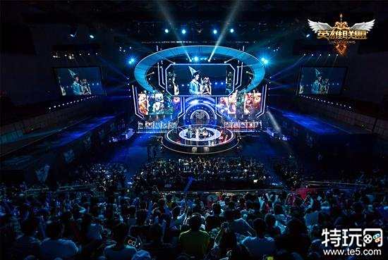 他借助其独 他借助其独