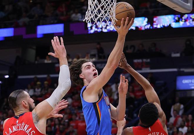 更是对他多 更是对他多